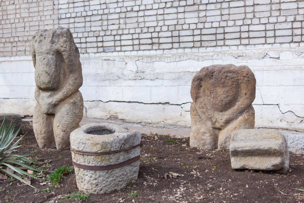#проРеспублику. Каменные бабы, город Первомайск Эти древние каменные изваяния X-XI веков украшают фасад здания Музея истории Первомайска. Скульптуры были установлены здесь через несколько лет после открытия музея в 1985... #проРеспублику. Каменные бабы, город Первомайск Эти древние каменные изваяния X-XI веков украшают фасад здания Музея истории Первомайска. Скульптуры были установлены здесь через несколько лет после открытия музея в 1985...