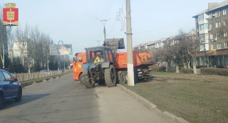 Коммунальные службы проводят работы на территории города Коммунальные службы проводят работы на территории города
