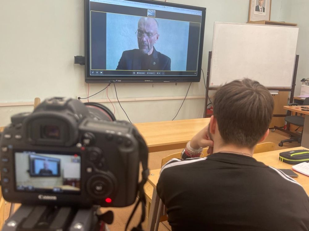 «К чему должен быть готов журналист?»: Леонард Свидовсков провел мастер-класс для учащихся Московской школы №1420 «К чему должен быть готов журналист?»: Леонард Свидовсков провел мастер-класс для учащихся Московской школы №1420