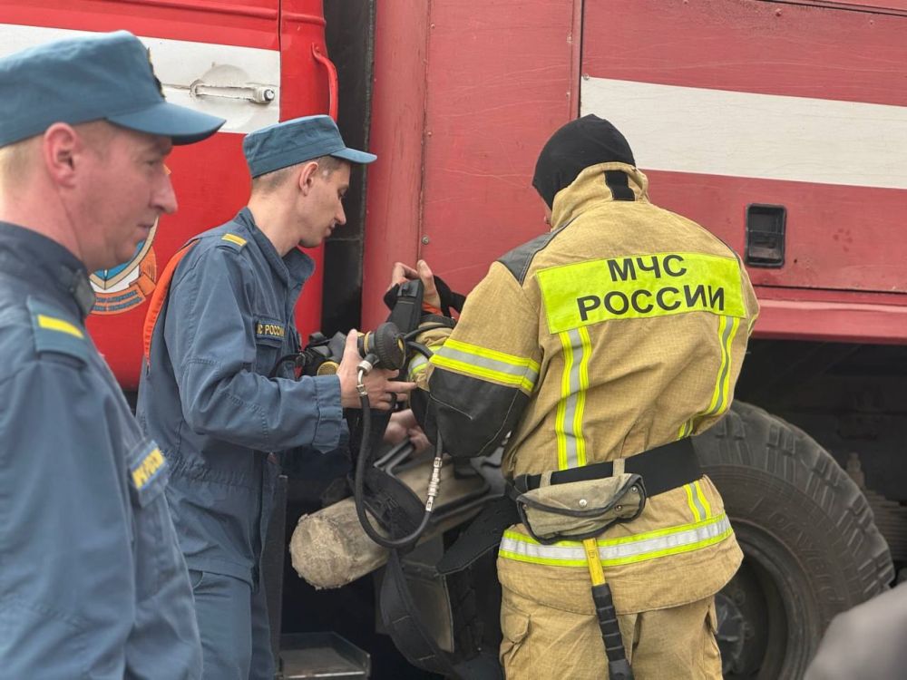 Сборы и выезд пожарных на вызов наблюдали школьники во время экскурсии проведенной в рамках Республиканского Дня профориентации молодежи «Сделай свой выбор» в городе Лутугино Сборы и выезд пожарных на вызов наблюдали школьники во время экскурсии проведенной в рамках Республиканского Дня профориентации молодежи «Сделай свой выбор» в городе Лутугино
