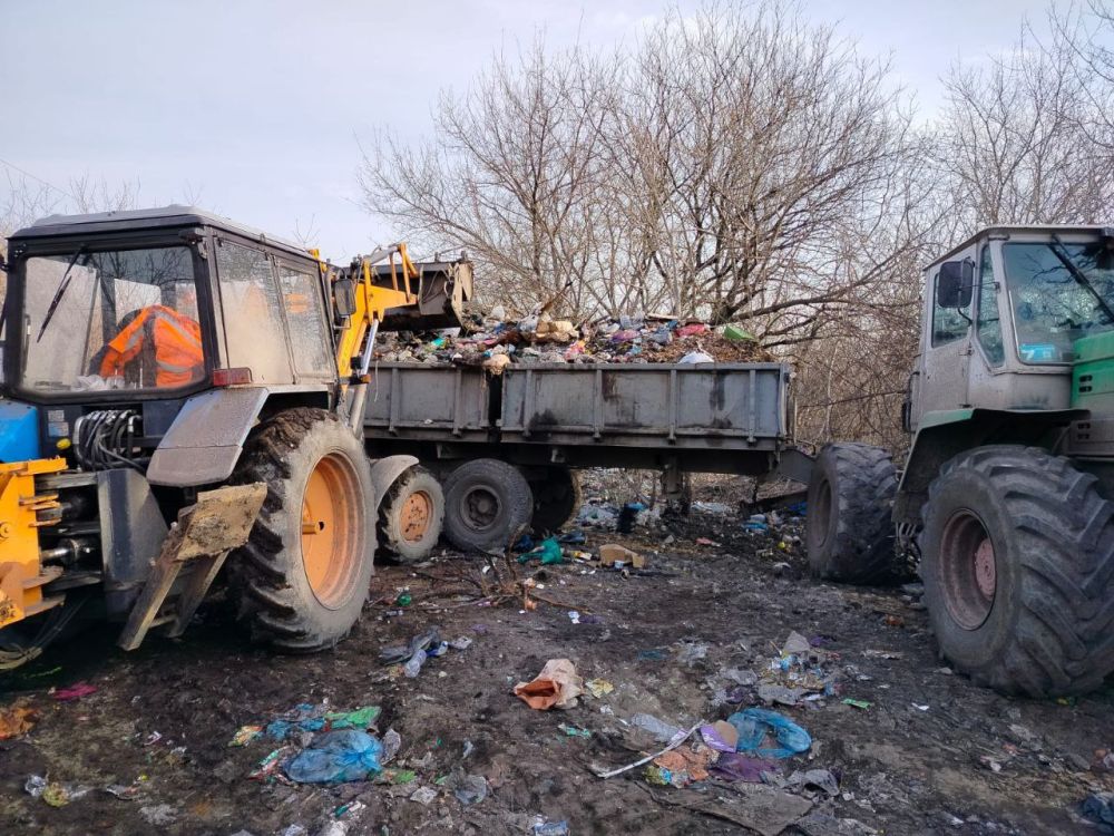 В рамках работ по благоустройству городских территорий продолжаются работы по вывозу свалок, которые образовываются возле площадок ТКО, и в неустановленных местах В рамках работ по благоустройству городских территорий продолжаются работы по вывозу свалок, которые образовываются возле площадок ТКО, и в неустановленных местах