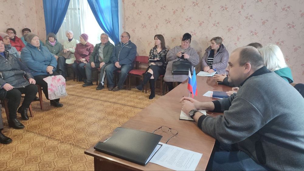 В поселке городского типа Донецкий заместители Главы администрации городского округа город Кировск Александр Самойлов, Марина Боботова провели прием граждан В поселке городского типа Донецкий заместители Главы администрации городского округа город Кировск Александр Самойлов, Марина Боботова провели прием граждан