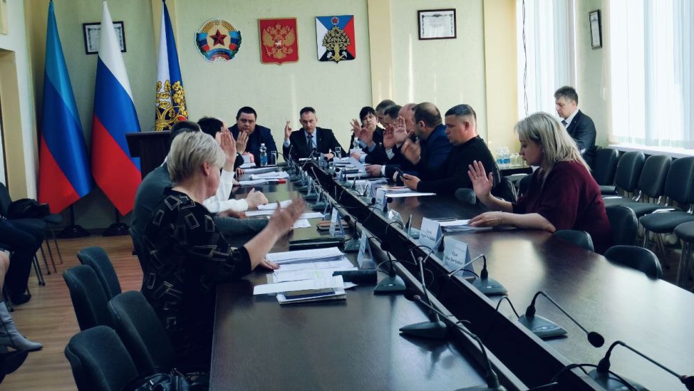 Сегодня состоялась XXIX сессия I созыва Совета городского округа муниципальное образование городской округ город Ровеньки Луганской Народной Республики, на которой присутствовал Глава городского округа город Ровеньки... Сегодня состоялась XXIX сессия I созыва Совета городского округа муниципальное образование городской округ город Ровеньки Луганской Народной Республики, на которой присутствовал Глава городского округа город Ровеньки...