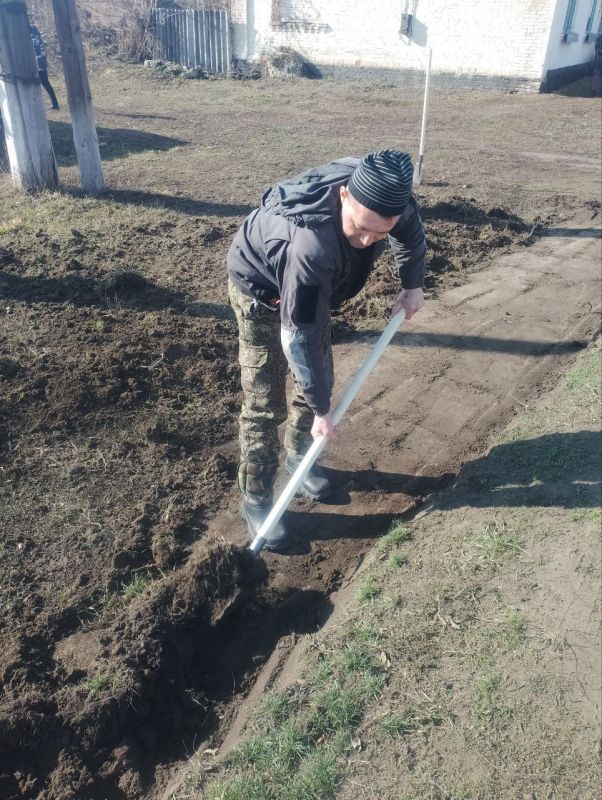 В пгт. Лозно-Александровка Белокуракинского округа по улице Советской восстанавливают тротуар В пгт. Лозно-Александровка Белокуракинского округа по улице Советской восстанавливают тротуар