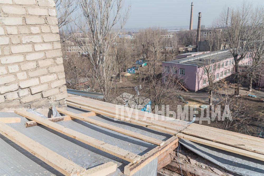 В Луганске продолжается ремонт кровель многоквартирных домов В Луганске продолжается ремонт кровель многоквартирных домов