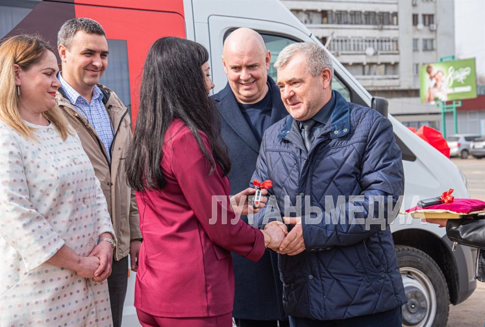 В Луганске прошла передача мобильного офиса МФЦ ЛНР и машины для выездного обслуживания населения многофункциональным центрам, работающим в Антрацитовском и Старобельском муниципальных округах В Луганске прошла передача мобильного офиса МФЦ ЛНР и машины для выездного обслуживания населения многофункциональным центрам, работающим в Антрацитовском и Старобельском муниципальных округах