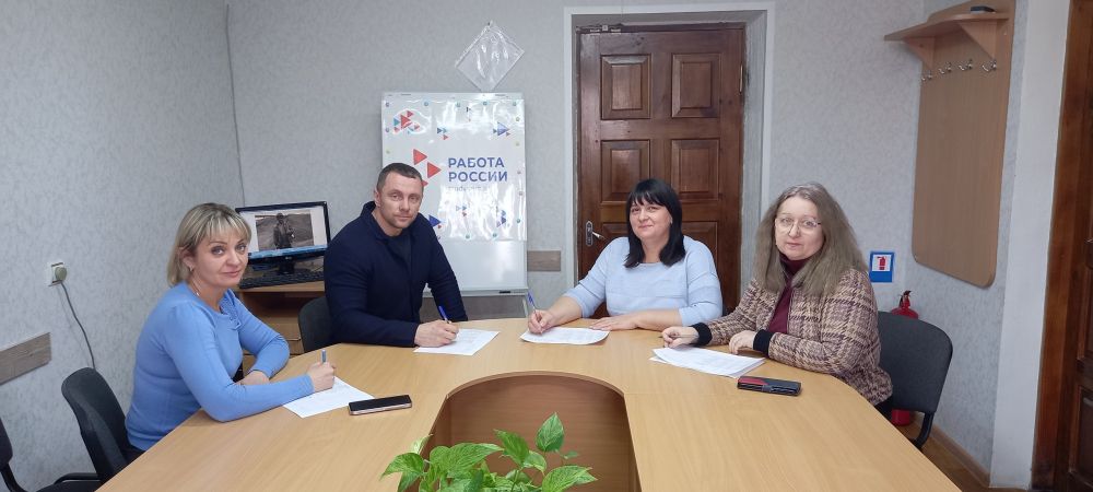 В Республиканском центре занятости населения Луганской Народной Республики в городе Ровеньки состоялось заседание жюри, на котором были определены работы-победители республиканского фотоконкурса «Рабочие будни моих... В Республиканском центре занятости населения Луганской Народной Республики в городе Ровеньки состоялось заседание жюри, на котором были определены работы-победители республиканского фотоконкурса «Рабочие будни моих...