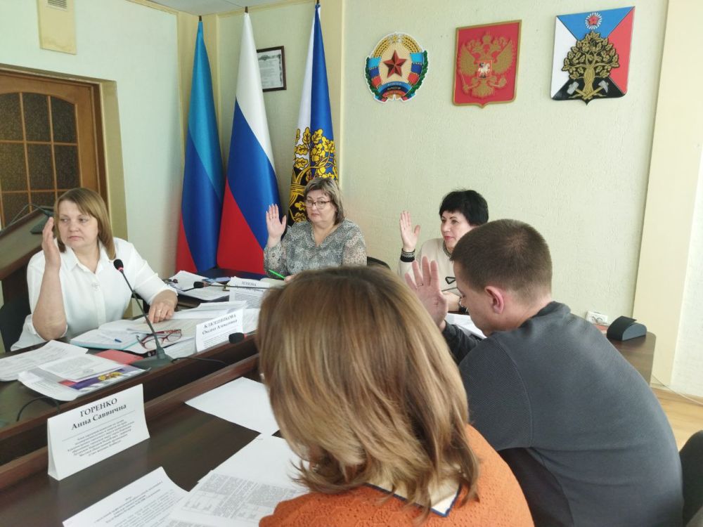 Сегодня в Администрации городского округа город Ровеньки состоялось заседание городской комиссии по делам несовершеннолетних и защите их прав Сегодня в Администрации городского округа город Ровеньки состоялось заседание городской комиссии по делам несовершеннолетних и защите их прав