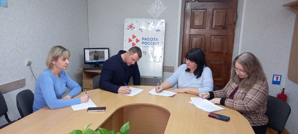 В Республиканском центре занятости населения Луганской Народной Республики в городе Ровеньки состоялось заседание жюри, на котором были определены работы-победители республиканского фотоконкурса «Рабочие будни моих... В Республиканском центре занятости населения Луганской Народной Республики в городе Ровеньки состоялось заседание жюри, на котором были определены работы-победители республиканского фотоконкурса «Рабочие будни моих...