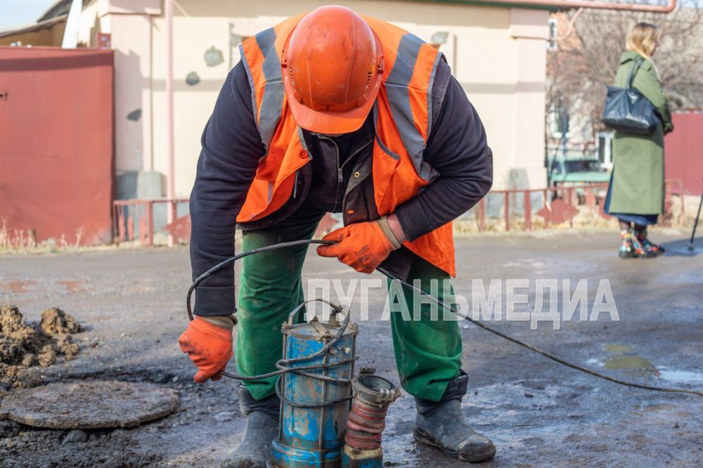 Ежедневно сотрудники ГУП ЛНР «Луганскводы» ведут планомерную работу по ликвидации неполадок на сетях водоснабжения Ежедневно сотрудники ГУП ЛНР «Луганскводы» ведут планомерную работу по ликвидации неполадок на сетях водоснабжения