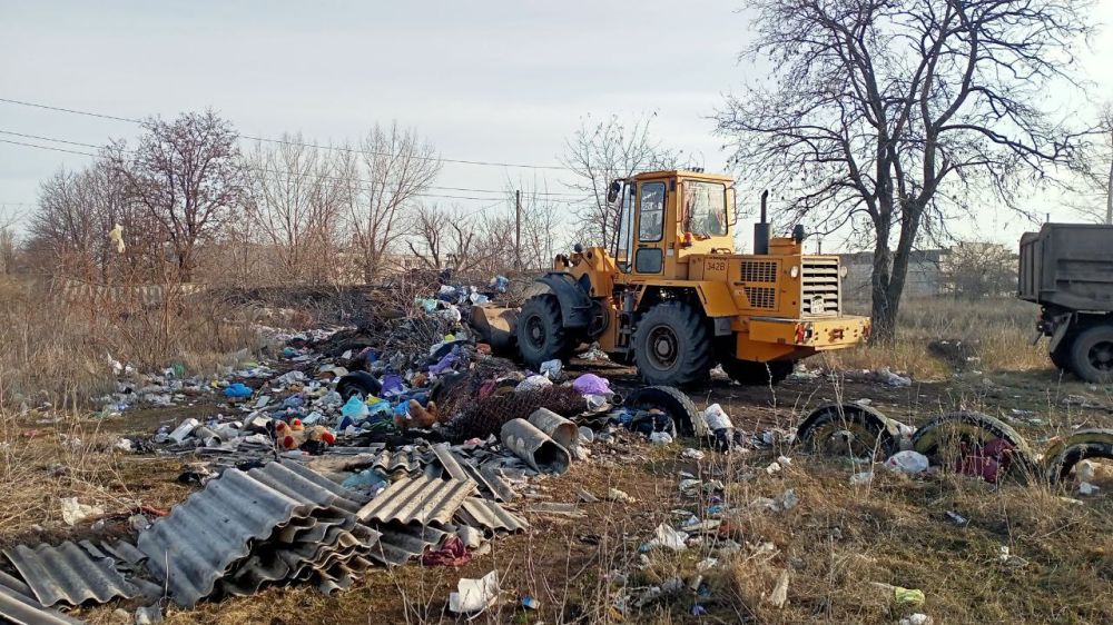 В рамках работ по благоустройству городских территорий продолжаются работы по вывозу свалок, которые образовываются возле площадок ТКО, и в неустановленных местах В рамках работ по благоустройству городских территорий продолжаются работы по вывозу свалок, которые образовываются возле площадок ТКО, и в неустановленных местах