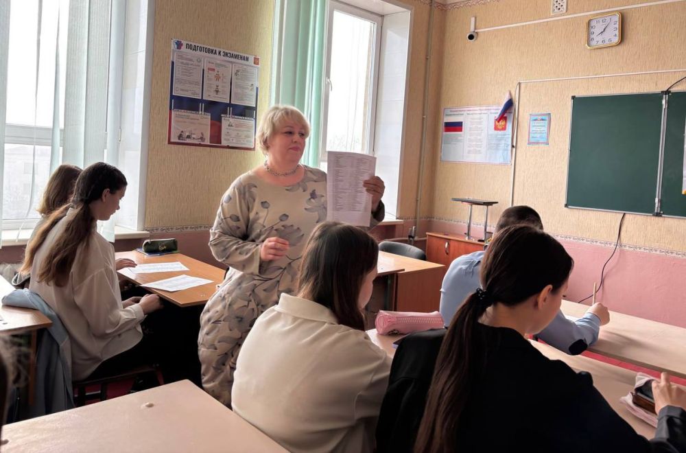 Ежегодно в апреле в ЛНР проходит День профориентации молодежи «Сделай свой выбор» для обучающихся общеобразовательных учреждений Ежегодно в апреле в ЛНР проходит День профориентации молодежи «Сделай свой выбор» для обучающихся общеобразовательных учреждений