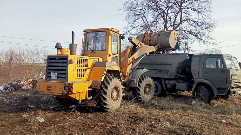 В рамках работ по благоустройству городских территорий продолжаются работы по вывозу свалок, которые образовываются возле площадок ТКО, и в неустановленных местах В рамках работ по благоустройству городских территорий продолжаются работы по вывозу свалок, которые образовываются возле площадок ТКО, и в неустановленных местах