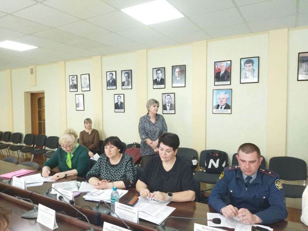 Сегодня в Администрации городского округа город Ровеньки состоялось заседание городской комиссии по делам несовершеннолетних и защите их прав Сегодня в Администрации городского округа город Ровеньки состоялось заседание городской комиссии по делам несовершеннолетних и защите их прав