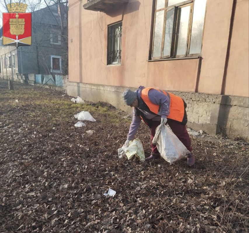 Коммунальные службы проводят работы на территории города Коммунальные службы проводят работы на территории города