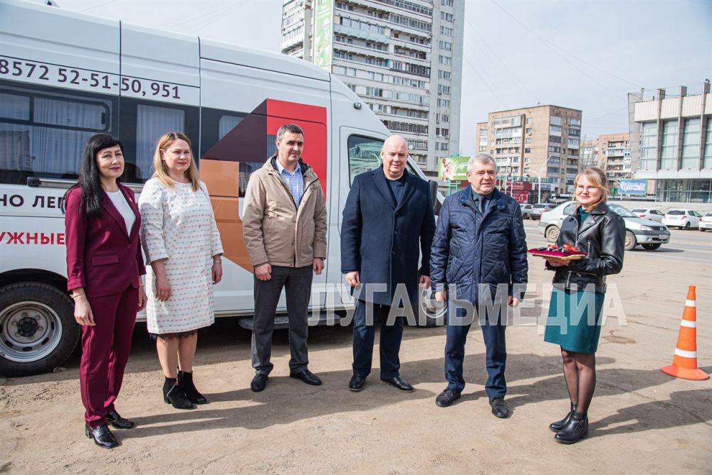 В Луганске прошла передача мобильного офиса МФЦ ЛНР и машины для выездного обслуживания населения многофункциональным центрам, работающим в Антрацитовском и Старобельском муниципальных округах В Луганске прошла передача мобильного офиса МФЦ ЛНР и машины для выездного обслуживания населения многофункциональным центрам, работающим в Антрацитовском и Старобельском муниципальных округах