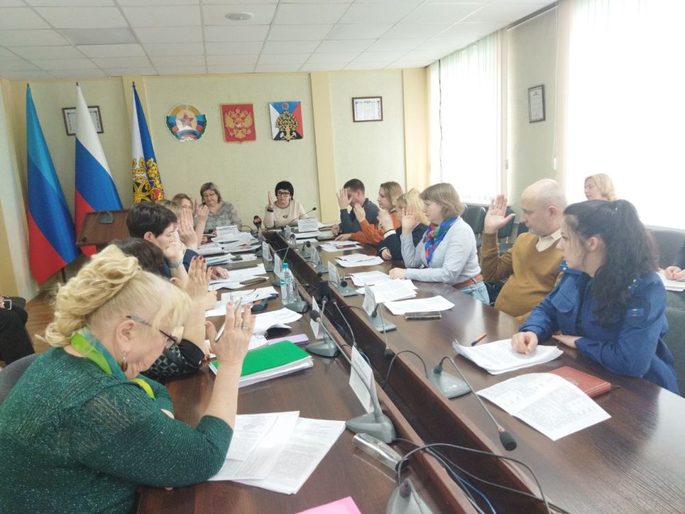 Сегодня в Администрации городского округа город Ровеньки состоялось заседание городской комиссии по делам несовершеннолетних и защите их прав Сегодня в Администрации городского округа город Ровеньки состоялось заседание городской комиссии по делам несовершеннолетних и защите их прав
