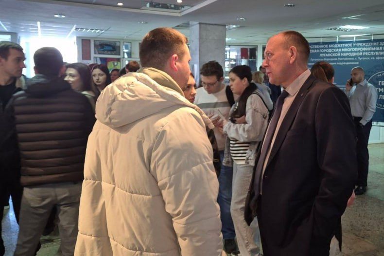 Свердловская центральная городская многопрофильная больница была представлена на «Ярмарке вакансий» в Луганске Свердловская центральная городская многопрофильная больница была представлена на «Ярмарке вакансий» в Луганске