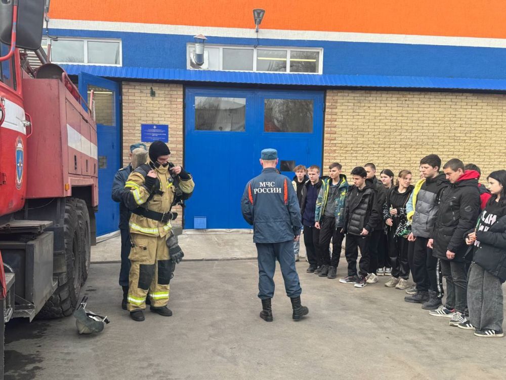 Сборы и выезд пожарных на вызов наблюдали школьники во время экскурсии проведенной в рамках Республиканского Дня профориентации молодежи «Сделай свой выбор» в городе Лутугино Сборы и выезд пожарных на вызов наблюдали школьники во время экскурсии проведенной в рамках Республиканского Дня профориентации молодежи «Сделай свой выбор» в городе Лутугино