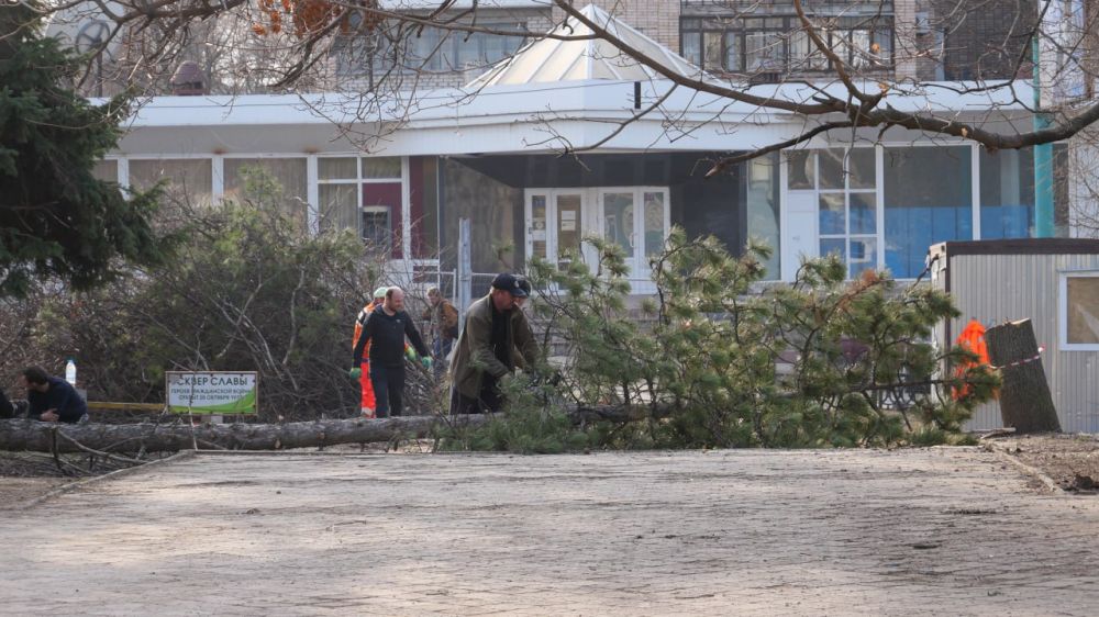 Столичный сквер Славы героев гражданской войны, расположенный в районе Луганского краеведческого музея, а также мемориальный комплекс «Борцам революции» будут отремонтированы благодаря помощи Москвы Столичный сквер Славы героев гражданской войны, расположенный в районе Луганского краеведческого музея, а также мемориальный комплекс «Борцам революции» будут отремонтированы благодаря помощи Москвы