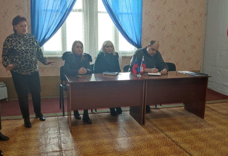В поселке городского типа Донецкий заместители Главы администрации городского округа город Кировск Александр Самойлов, Марина Боботова провели прием граждан В поселке городского типа Донецкий заместители Главы администрации городского округа город Кировск Александр Самойлов, Марина Боботова провели прием граждан