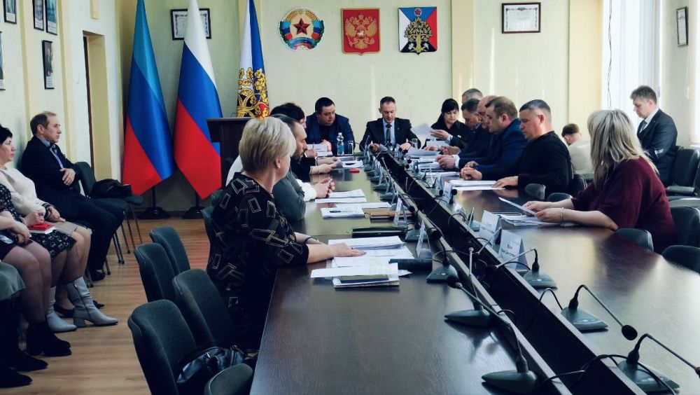 Сегодня состоялась XXIX сессия I созыва Совета городского округа муниципальное образование городской округ город Ровеньки Луганской Народной Республики, на которой присутствовал Глава городского округа город Ровеньки... Сегодня состоялась XXIX сессия I созыва Совета городского округа муниципальное образование городской округ город Ровеньки Луганской Народной Республики, на которой присутствовал Глава городского округа город Ровеньки...