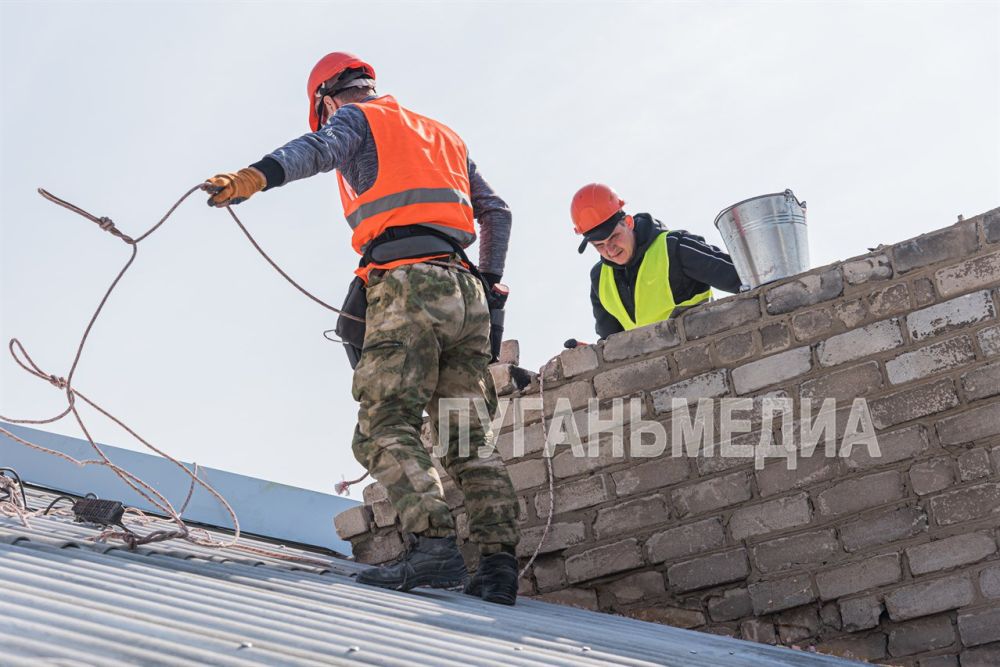 В Луганске продолжается ремонт кровель многоквартирных домов В Луганске продолжается ремонт кровель многоквартирных домов