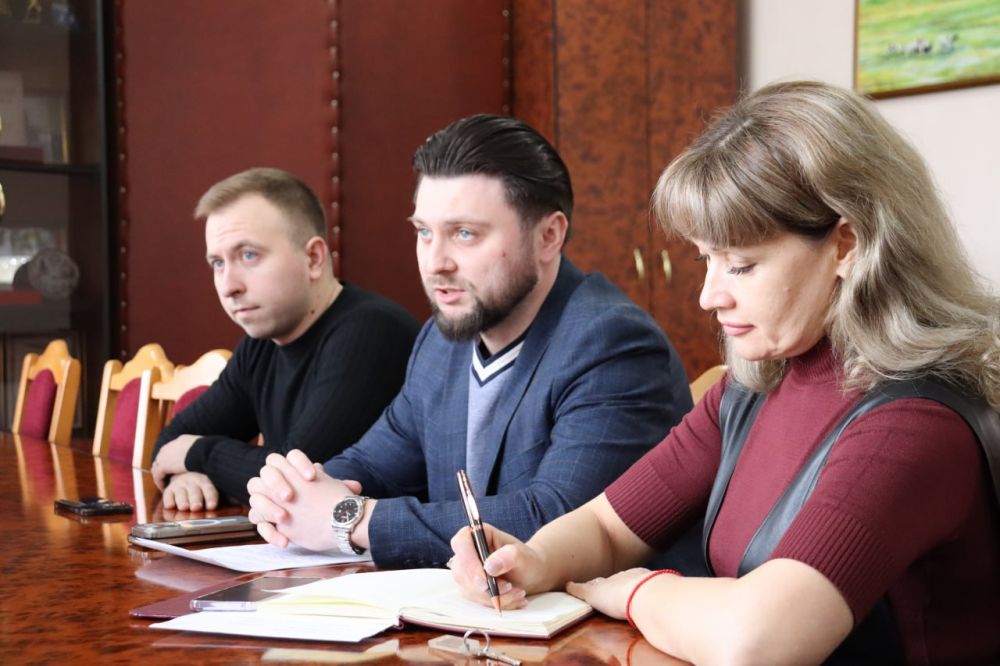 Сергей Саенко: Встретился с первым заместителем министра молодежной политики Луганской Народной Республики Василием Носковым, который с рабочим визитом посетил наш округ Сергей Саенко: Встретился с первым заместителем министра молодежной политики Луганской Народной Республики Василием Носковым, который с рабочим визитом посетил наш округ
