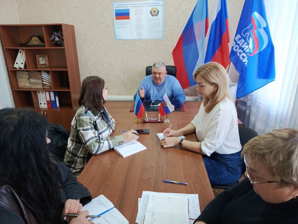 Начальник отдела жизнеобеспечения пгт Новодарьевка Администрации городского округа город Ровеньки Александр Дрозд провел рабочее совещание с руководителями образовательных и культурных учреждений, расположенных на... Начальник отдела жизнеобеспечения пгт Новодарьевка Администрации городского округа город Ровеньки Александр Дрозд провел рабочее совещание с руководителями образовательных и культурных учреждений, расположенных на...