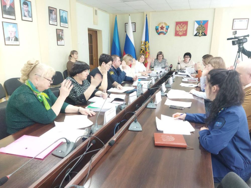 Андрей Рубанцов: Сегодня в Администрации городского округа город Ровеньки состоялось заседание городской комиссии по делам несовершеннолетних и защите их прав Андрей Рубанцов: Сегодня в Администрации городского округа город Ровеньки состоялось заседание городской комиссии по делам несовершеннолетних и защите их прав