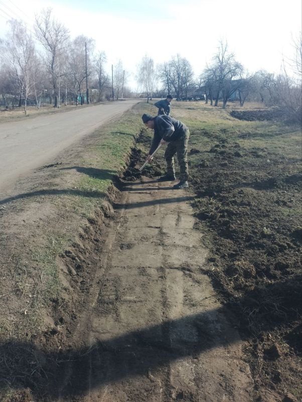 В пгт. Лозно-Александровка Белокуракинского округа по улице Советской восстанавливают тротуар В пгт. Лозно-Александровка Белокуракинского округа по улице Советской восстанавливают тротуар