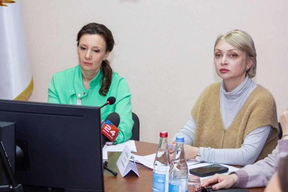 Заместитель председателя Государственной Думы РФ Анна Кузнецова на круглом столе в Луганске объявила о начале в ЛНР работы по поддержке беременных женщин и доабортному консультированию Заместитель председателя Государственной Думы РФ Анна Кузнецова на круглом столе в Луганске объявила о начале в ЛНР работы по поддержке беременных женщин и доабортному консультированию
