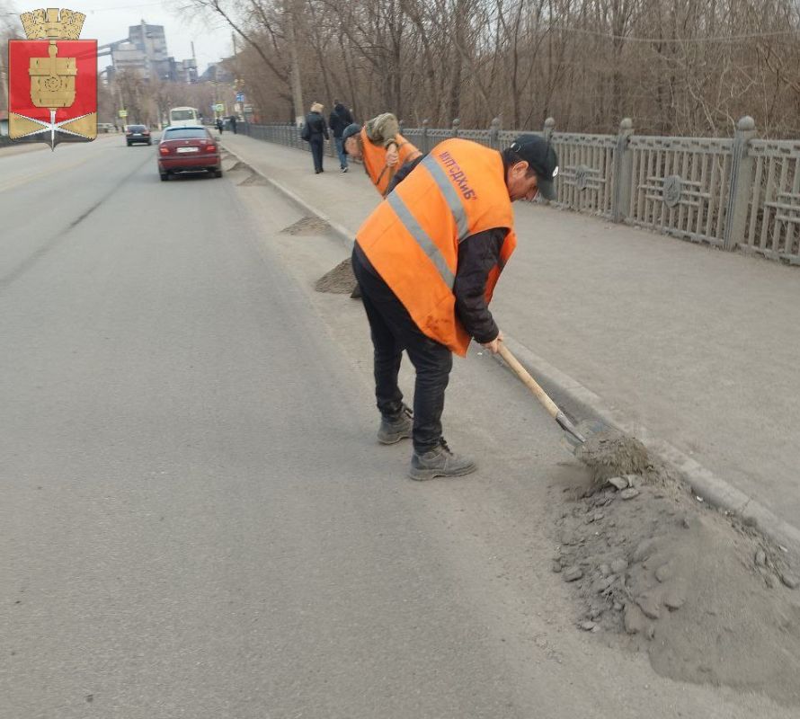 Коммунальные службы проводят работы на территории города Коммунальные службы проводят работы на территории города