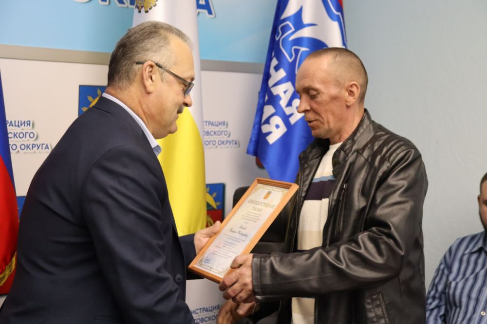 Глава Антрацитовского муниципального округа Сергей Саенко совместно со своими заместителями и председателем Совета округа Викторией Сошиной поздравил работников сферы ЖКХ с их профессиональным праздником Глава Антрацитовского муниципального округа Сергей Саенко совместно со своими заместителями и председателем Совета округа Викторией Сошиной поздравил работников сферы ЖКХ с их профессиональным праздником