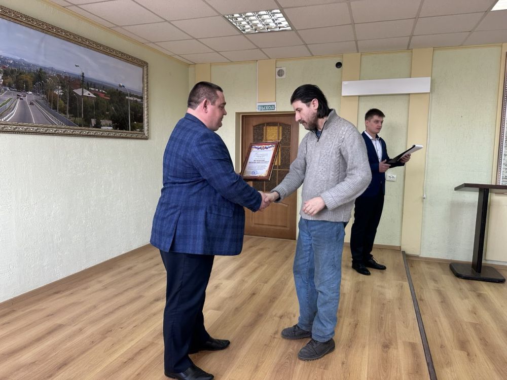 Андрей Рубанцов: Сегодня в Администрации городского округа город Ровеньки состоялось торжественное награждение работников бытового обслуживания населения и жилищно-коммунального хозяйства, приуроченное к их профессиональному... Андрей Рубанцов: Сегодня в Администрации городского округа город Ровеньки состоялось торжественное награждение работников бытового обслуживания населения и жилищно-коммунального хозяйства, приуроченное к их профессиональному...