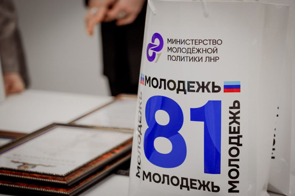 Наградили волонтёров. В ЛНР реализовывается федеральный проект «Формирование комфортной городской среды». В его рамках благоустроили 2 площадки — в Свердловске и Ровеньках. И именно благодаря волонтёрам за период голосования... Наградили волонтёров. В ЛНР реализовывается федеральный проект «Формирование комфортной городской среды». В его рамках благоустроили 2 площадки — в Свердловске и Ровеньках. И именно благодаря волонтёрам за период голосования...