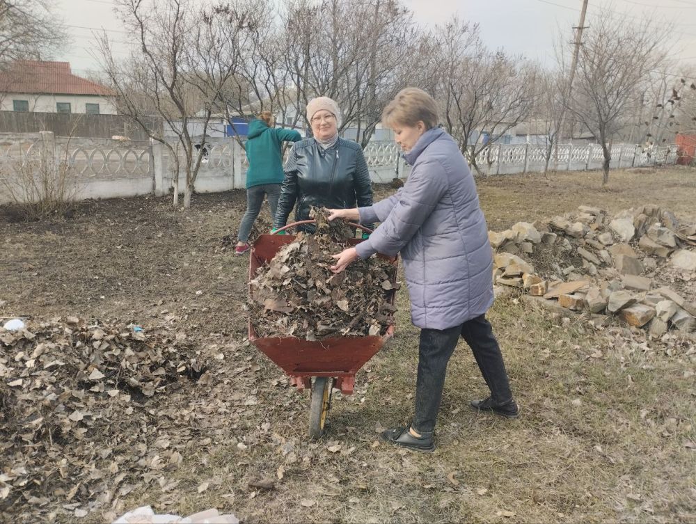 Сегодня, с целью обеспечения благоприятной среды для проживания населения, в пгт Новодарьевка и пгт Пролетарский прошли субботники, в которых приняли участие не только сотрудники отделов жизнеобеспечения, но и работники ДК... Сегодня, с целью обеспечения благоприятной среды для проживания населения, в пгт Новодарьевка и пгт Пролетарский прошли субботники, в которых приняли участие не только сотрудники отделов жизнеобеспечения, но и работники ДК...