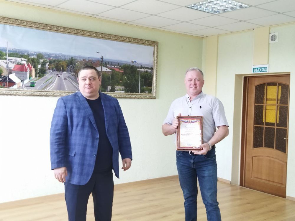 Сегодня в Администрации городского округа город Ровеньки состоялось торжественное награждение работников бытового обслуживания населения и жилищно-коммунального хозяйства, приуроченное к их профессиональному празднику Сегодня в Администрации городского округа город Ровеньки состоялось торжественное награждение работников бытового обслуживания населения и жилищно-коммунального хозяйства, приуроченное к их профессиональному празднику