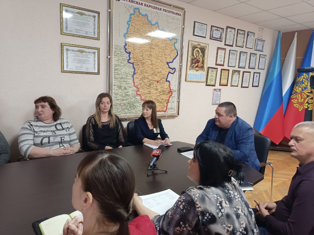 Сегодня в Администрации городского округа город Ровеньки Глава городского округа провел встречу с семьями военнослужащих, погибших, выполняя свой долг в зоне специальной военной операции, что особенно актуально в Год... Сегодня в Администрации городского округа город Ровеньки Глава городского округа провел встречу с семьями военнослужащих, погибших, выполняя свой долг в зоне специальной военной операции, что особенно актуально в Год...