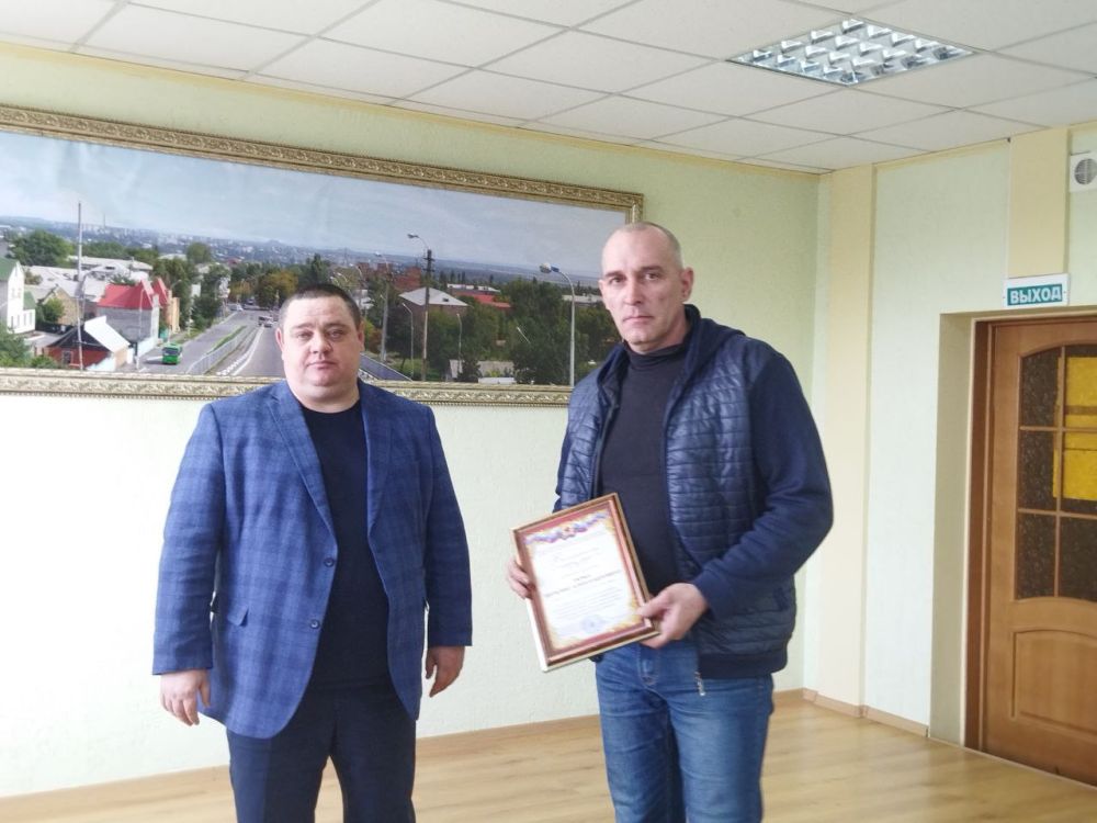 Сегодня в Администрации городского округа город Ровеньки состоялось торжественное награждение работников бытового обслуживания населения и жилищно-коммунального хозяйства, приуроченное к их профессиональному празднику Сегодня в Администрации городского округа город Ровеньки состоялось торжественное награждение работников бытового обслуживания населения и жилищно-коммунального хозяйства, приуроченное к их профессиональному празднику
