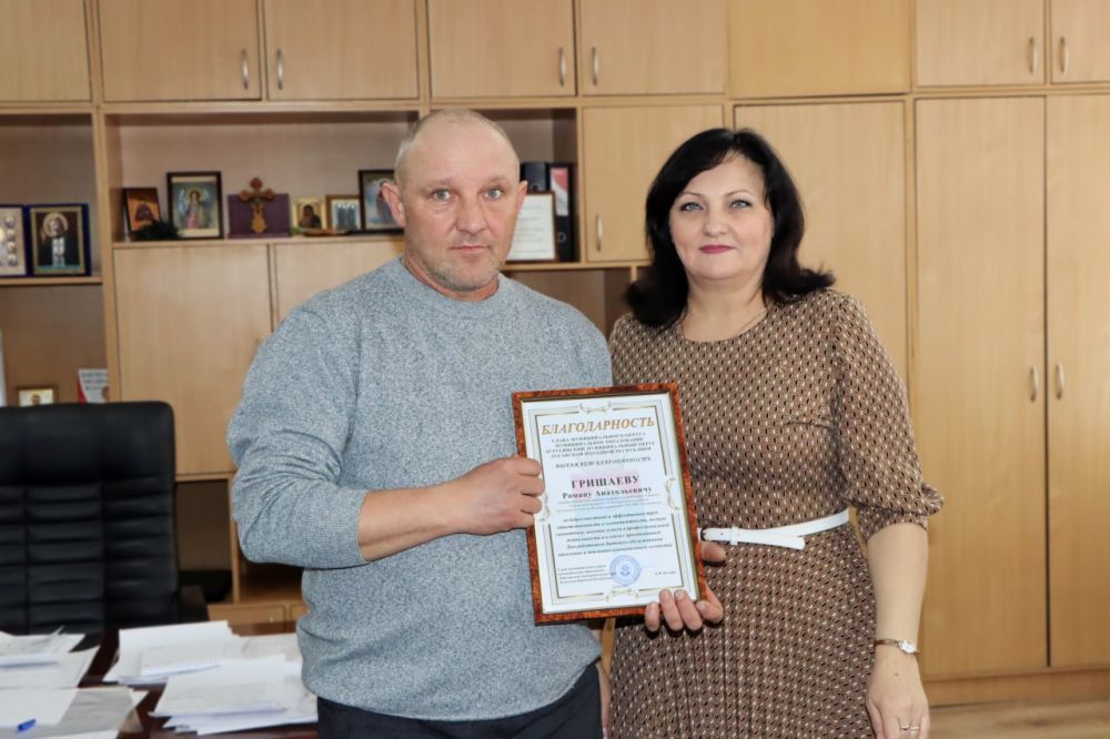 Евгений Бондарь: Накануне Дня работников бытового обслуживания населения и жилищно-коммунального хозяйства в Администрации округа чествовали представителей данной сферы Евгений Бондарь: Накануне Дня работников бытового обслуживания населения и жилищно-коммунального хозяйства в Администрации округа чествовали представителей данной сферы