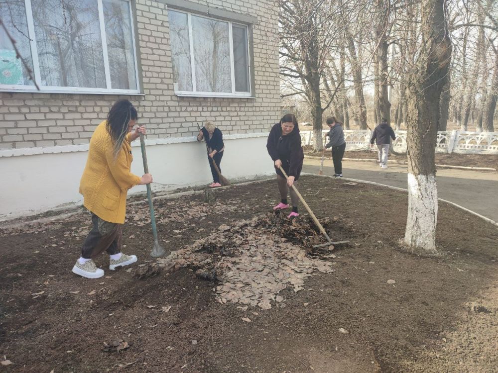 Сегодня, с целью обеспечения благоприятной среды для проживания населения, в пгт Новодарьевка и пгт Пролетарский прошли субботники, в которых приняли участие не только сотрудники отделов жизнеобеспечения, но и работники ДК... Сегодня, с целью обеспечения благоприятной среды для проживания населения, в пгт Новодарьевка и пгт Пролетарский прошли субботники, в которых приняли участие не только сотрудники отделов жизнеобеспечения, но и работники ДК...