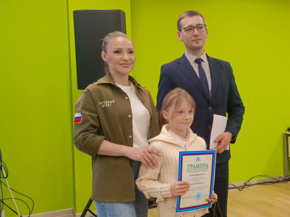 Победителей конкурса «Рабочие будни моих родителей» наградили в Доме Молодежи Луганска Победителей конкурса «Рабочие будни моих родителей» наградили в Доме Молодежи Луганска