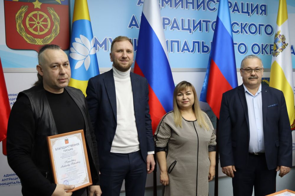 Глава Антрацитовского муниципального округа Сергей Саенко совместно со своими заместителями и председателем Совета округа Викторией Сошиной поздравил работников сферы ЖКХ с их профессиональным праздником Глава Антрацитовского муниципального округа Сергей Саенко совместно со своими заместителями и председателем Совета округа Викторией Сошиной поздравил работников сферы ЖКХ с их профессиональным праздником