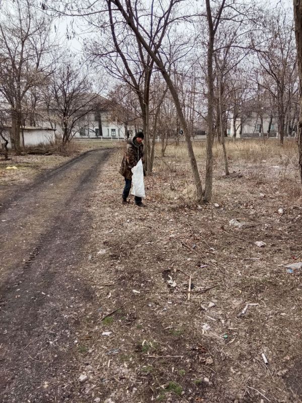 Коммунальные будни. Работники муниципального унитарного предприятия "Жилищно-эксплуатационная контора" города Ровеньки ведут работы по уборке придомовых территорий многоквартирных домов пгт. Дзержинский Коммунальные будни. Работники муниципального унитарного предприятия "Жилищно-эксплуатационная контора" города Ровеньки ведут работы по уборке придомовых территорий многоквартирных домов пгт. Дзержинский