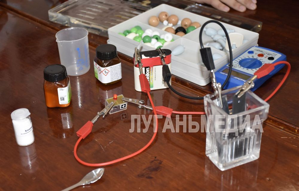 Проводить химические эксперименты, постигая окружающий мир, теперь могут в Краснолучской школе № 20 Проводить химические эксперименты, постигая окружающий мир, теперь могут в Краснолучской школе № 20