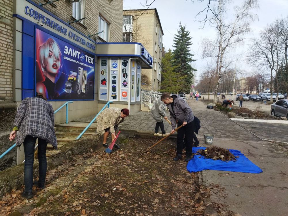 Сегодня, в рамках приведения в надлежащее состояние территорий муниципального образования, а именно ул. Ленина и путепровода состоялся санитарный день по уборке и вывозу листвы, смёта, наносного грунта, скопившегося в зимний... Сегодня, в рамках приведения в надлежащее состояние территорий муниципального образования, а именно ул. Ленина и путепровода состоялся санитарный день по уборке и вывозу листвы, смёта, наносного грунта, скопившегося в зимний...