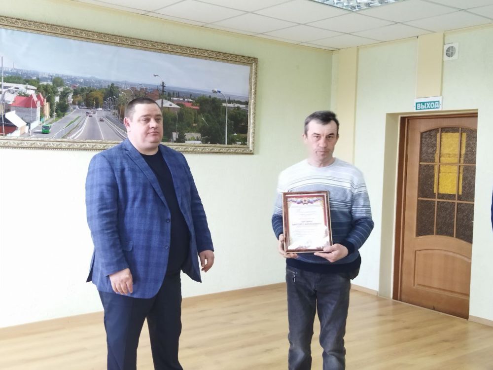Сегодня в Администрации городского округа город Ровеньки состоялось торжественное награждение работников бытового обслуживания населения и жилищно-коммунального хозяйства, приуроченное к их профессиональному празднику Сегодня в Администрации городского округа город Ровеньки состоялось торжественное награждение работников бытового обслуживания населения и жилищно-коммунального хозяйства, приуроченное к их профессиональному празднику
