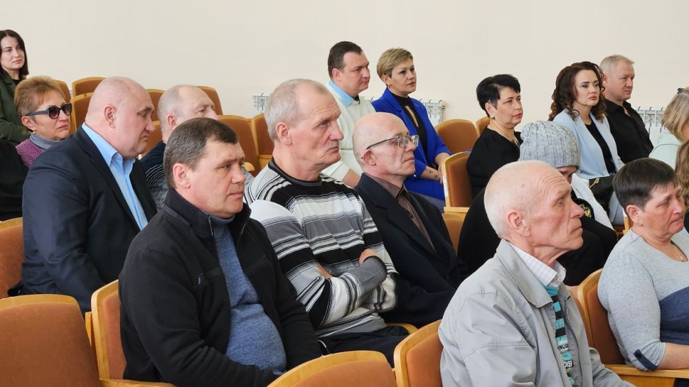 С профессиональным праздником! С профессиональным праздником!