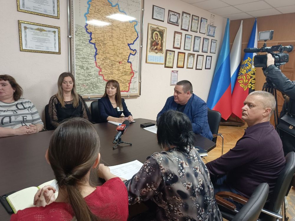 Сегодня в Администрации городского округа город Ровеньки Глава городского округа провел встречу с семьями военнослужащих, погибших, выполняя свой долг в зоне специальной военной операции, что особенно актуально в Год... Сегодня в Администрации городского округа город Ровеньки Глава городского округа провел встречу с семьями военнослужащих, погибших, выполняя свой долг в зоне специальной военной операции, что особенно актуально в Год...